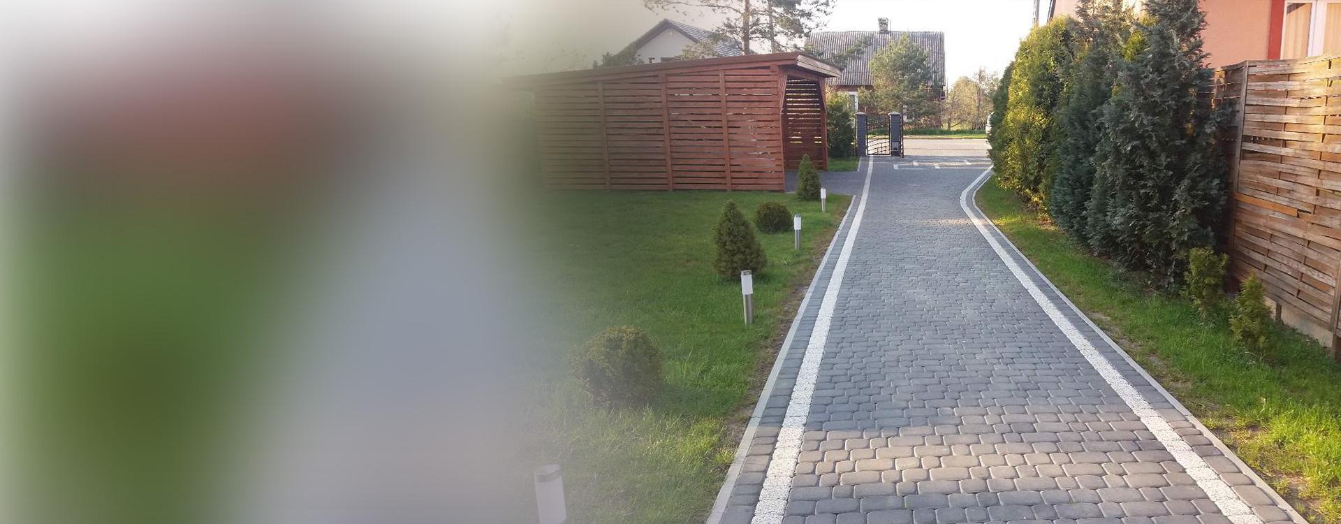 dróżka między wierzowcami